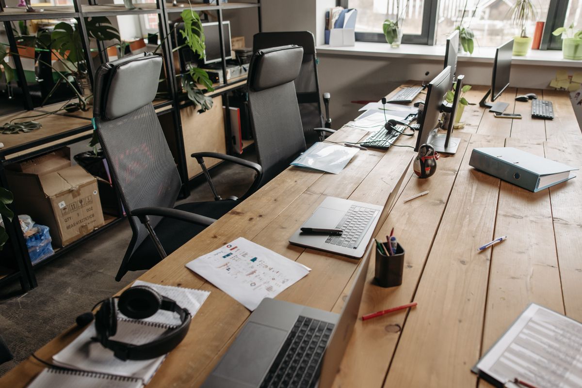Compact electric standing desk